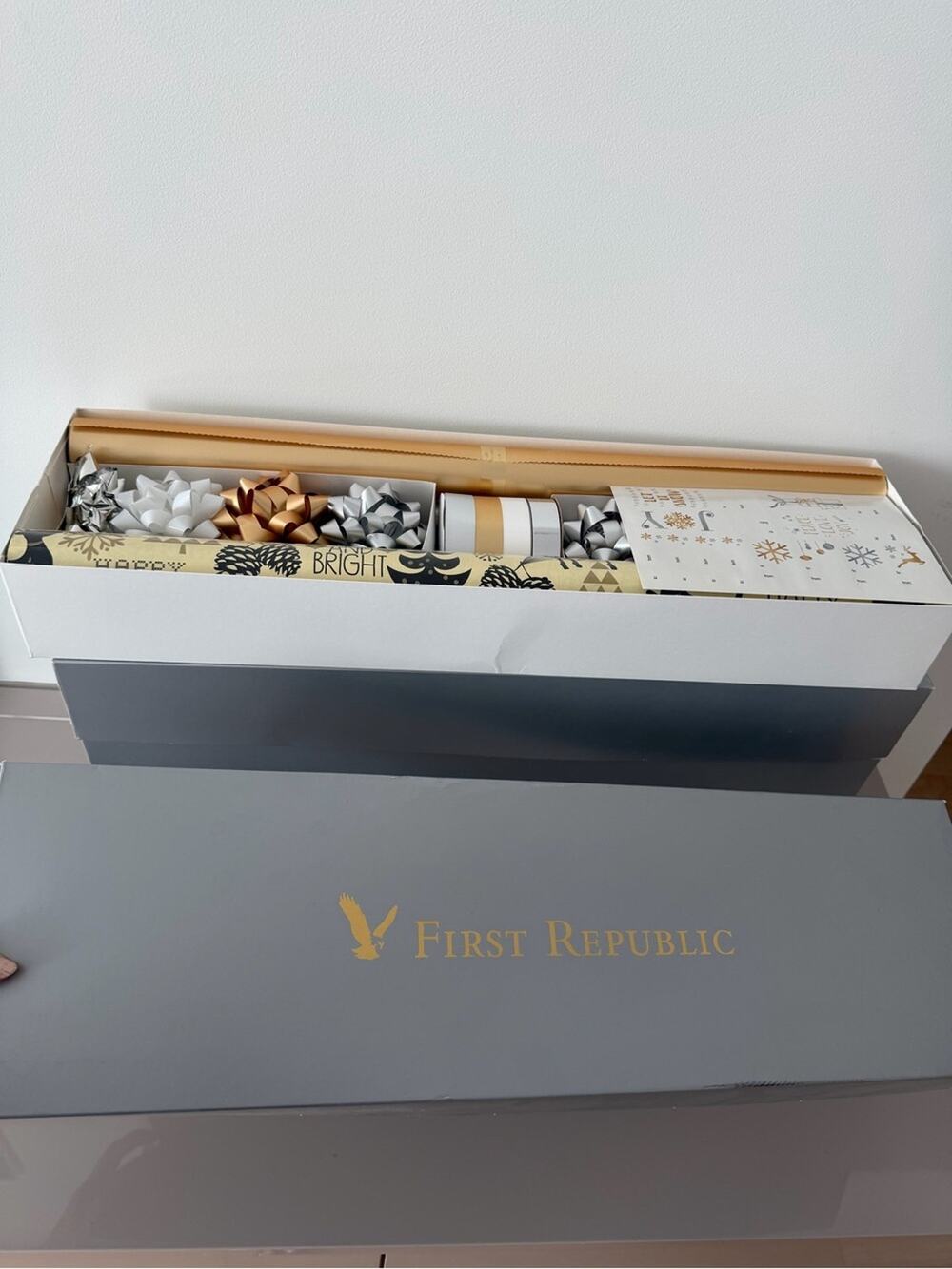 🗽1 Wrapping Paper Holiday Themed in Gray Gift Box